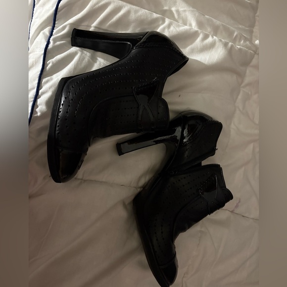 Two tone black leather Chanel shoe boots - Picture 2 of 4